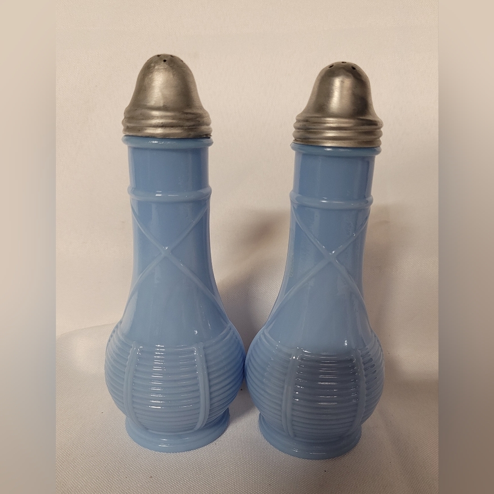 Vintage Delphite Blue Mike Glass Salt and Pepper Shakers (109)